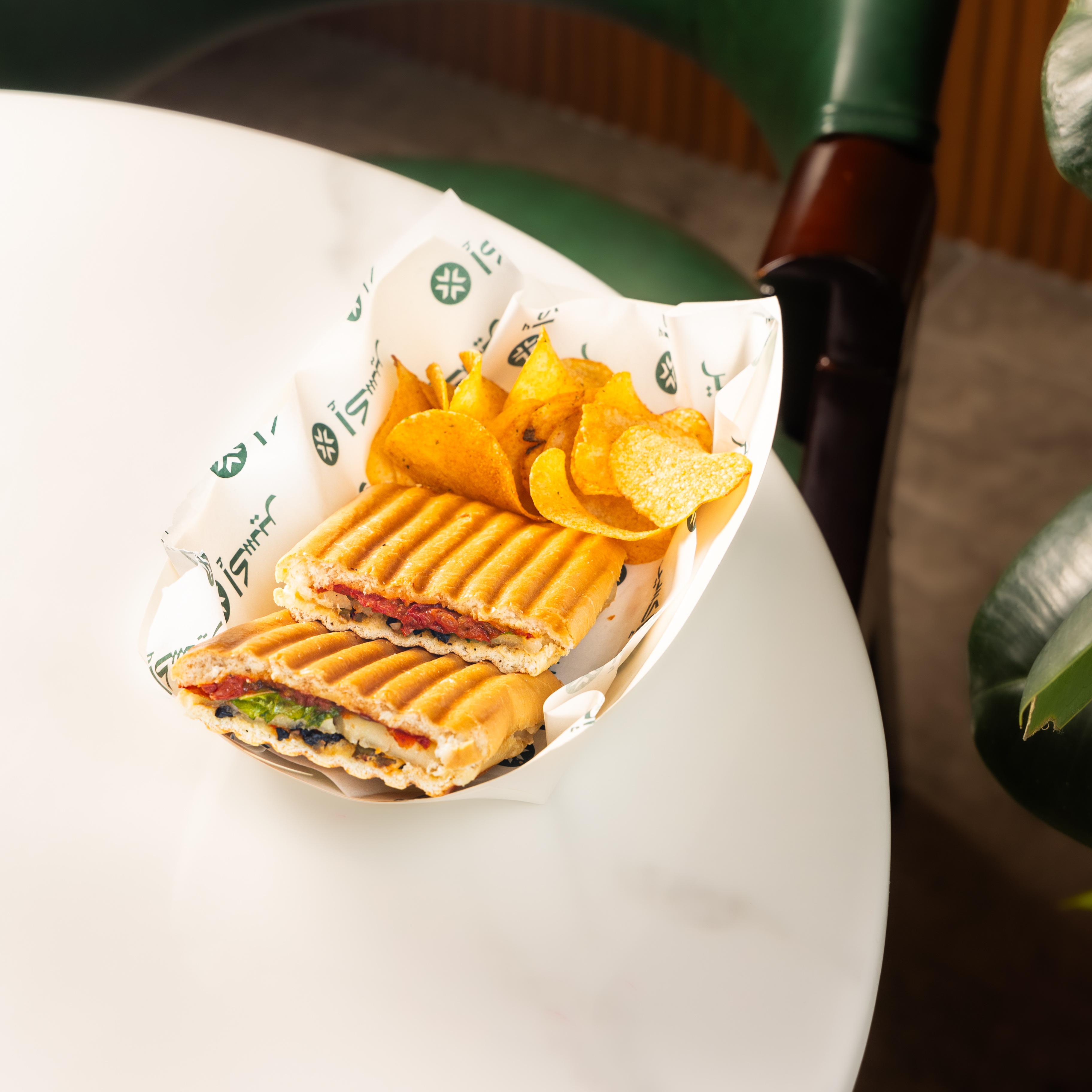 ساندوتش حلوم